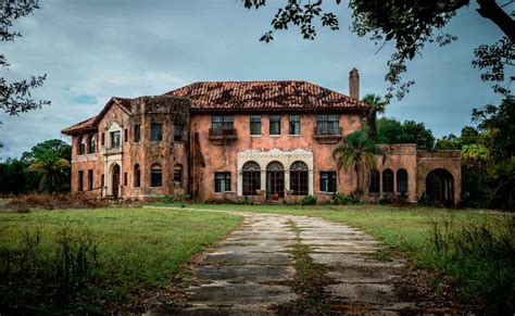 10 Abandoned Buildings in Florida Haunted by Black-Eyed Kids