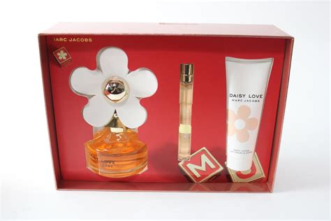 Marc Jacobs Daisy Love Gift Set | Property Room