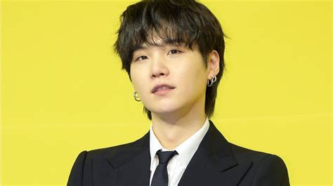 BTS star Suga begins military service in South Korea - BBC News