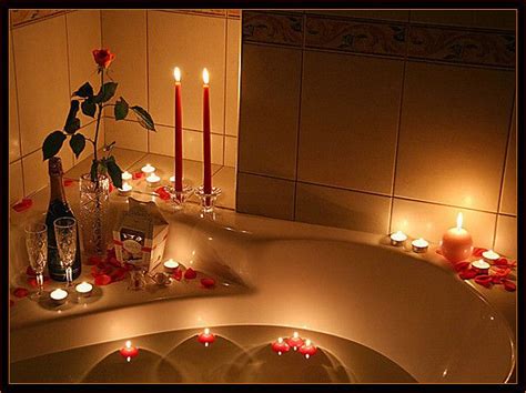 20+ Romantic Candles And Rose Petals – The Urban Decor