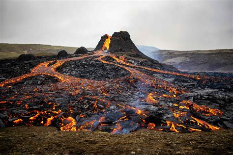 Las impactantes imágenes de la erupción del volcán Fagradalsfjall en Islandia, atraen turistas a ...