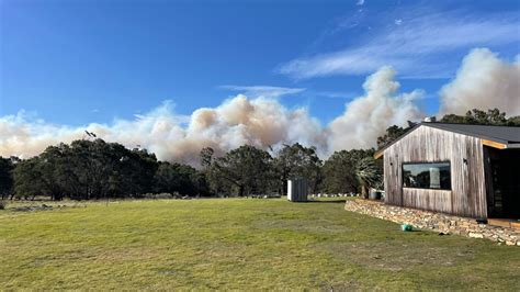 Tasmania Fire Service urges residents to avoid Coles Bay Rd as bushfire ...