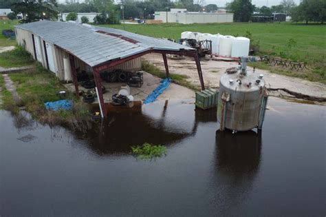 Large growing sinkhole worries Texas city of Daisetta