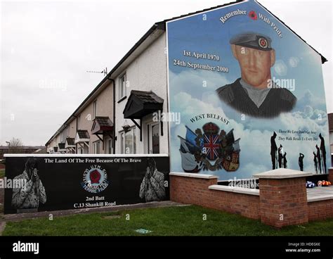 Loyalist mural on a Shankill Road housing estate in west Belfast Stock Photo - Alamy