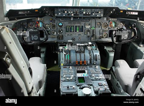 Boeing 747 jumbo KLM airplane cockpit Stock Photo - Alamy