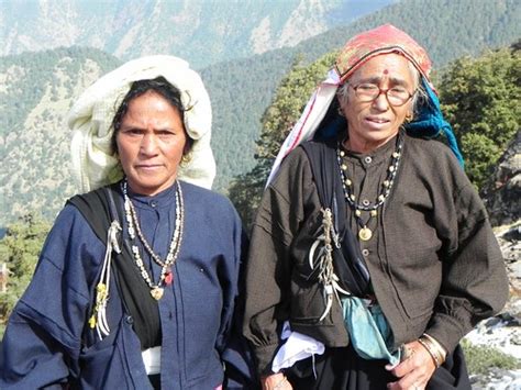 Garhwali women in traditional dress on their way to Tungna… | Flickr