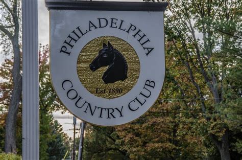 a sign for the philadelphia country club with a horse head on it's side