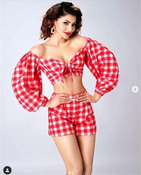 Urvashi Rautela looked very sexy and ravishing in the new photoshoot | NewsTrack English 1