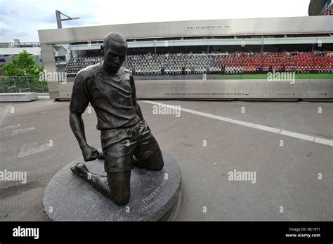 Thierry Henry statue in front of the Emirates stadium Stock Photo - Alamy