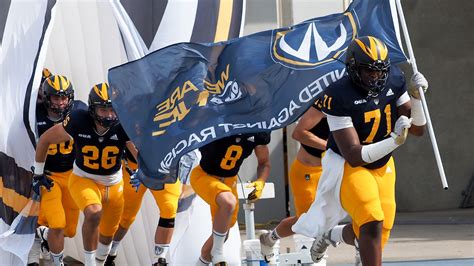 Uwindsor Lancers vs Toronto Varsity Blues - Football Game | Aboriginal ...