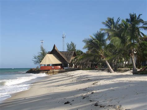 File:Diani Beach towards the south next to the Indian Ocean Beach Club ...