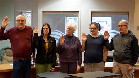 Waldport swears in two new council members, OKs new parking and garage ...