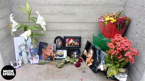 Michael Jackson's grave at Forest Lawn Memorial Park | Muzikxpress 009 - YouTube