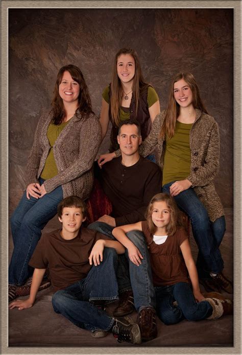 Photography poses family, Studio family portraits, Family photo studio