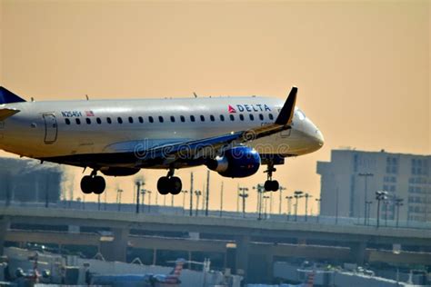 Delta Embraer ERJ-170 Coming in for a Landing Editorial Photo - Image of airliners, coming ...