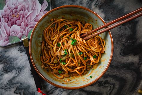 Wuhan Reganmian Hot Dry Noodles (热干面) ft. Dried Jianshui Alkaline Noodles | The Mala Market