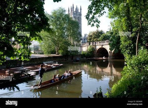 Oxford and punting under Magdalen Bridge Stock Photo - Alamy