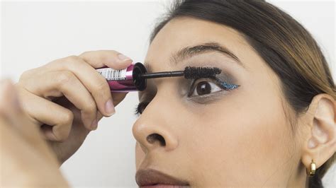 3 Ways to Apply Glitter Eye Makeup - wikiHow