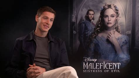 Disney hunk Harris Dickinson talks kindness and "Maleficent 2" - YouTube