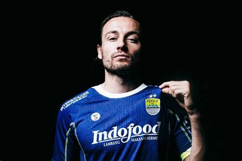 Foto : Jersey Persib 2022 Diyakini Lebih Elegan karena...