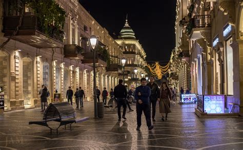 The danger and beauty of night-time Baku – photos and stories - JAMnews