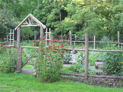 Two Men and a Little Farm: INSPIRATION THURSDAY, RUSTIC GARDEN FENCE