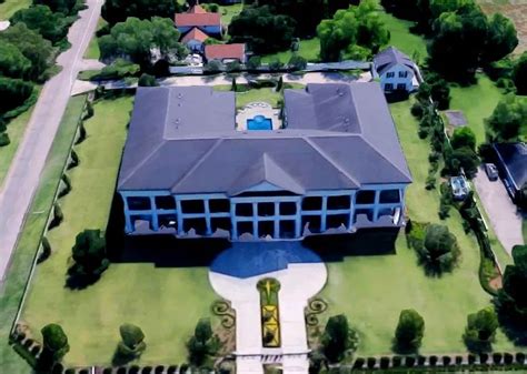 The Orleans Mansion that is the jesse duplantis house - viewfixer.com