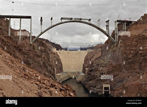 Hoover Dam Bridge under construction with the Hoover Dam beyond it Stock Photo - Alamy