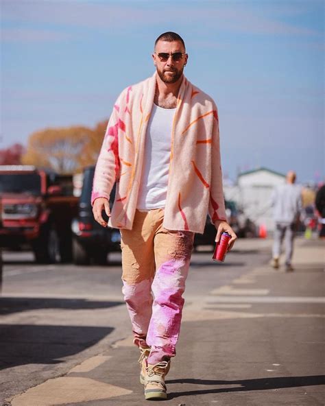 Travis Kelce Outfit from October 16, 2022 | WHAT’S ON THE STAR?