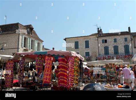 Market day in Eymet, a Bastide town in the Dordogne region of France Stock Photo - Alamy