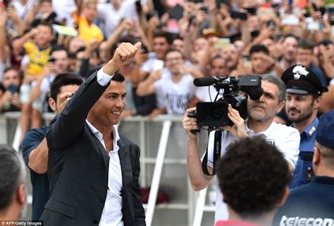 Cristiano Ronaldo Greeted By Hundreds Of Juventus Fans At The Allianz Stadium - Celebrities ...