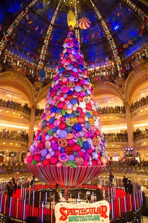 Christmas Decorations In Paris : Galeries Lafayette Christmas Tree ...