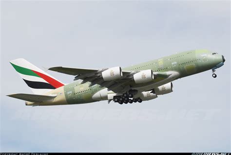 Airbus A380, NEO or CEO Emirates wants more of them!