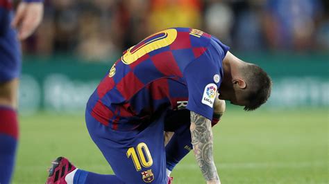 Barcelona face anxious wait on extent of Lionel Messi injury | Football News | Sky Sports