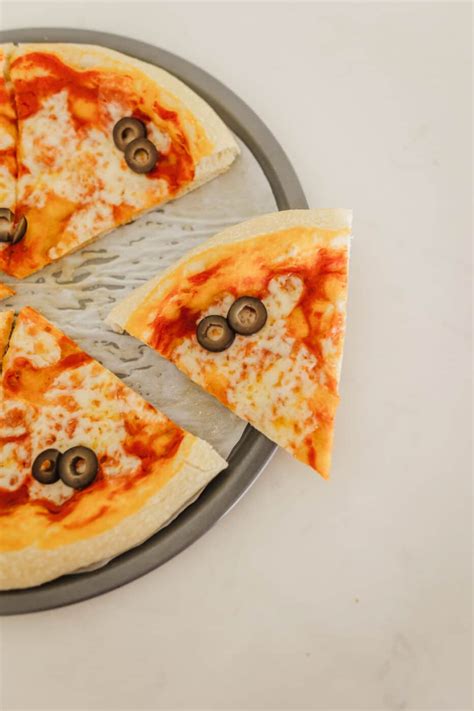 Easy Halloween Pizza - Friday We're In Love