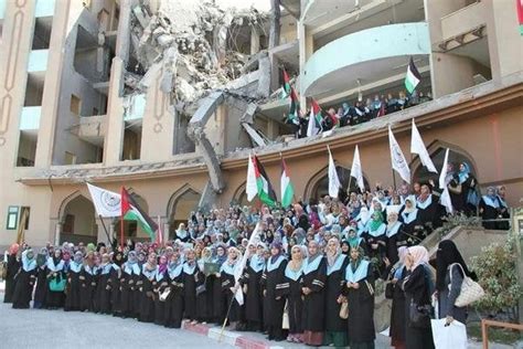 Gaza: The Islamic University female graduates class 2014 in front of ...