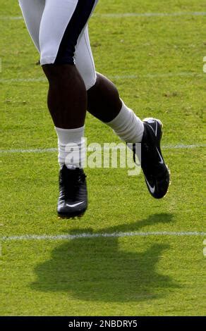 Baltimore Ravens cornerback Dominique Foxworth reaches for a pass during NFL football training ...