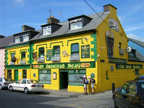 File:Yellow Irish pub.jpg - Wikimedia Commons