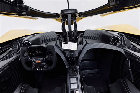 COCKPIT COMMAND CENTRE IN THE KTM X-BOW GT-XR: PERFECT ERGONOMICS FOR DRIVING COMFORT AT SPEED