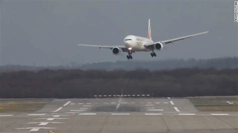 Pilot explains crosswinds landing - CNN