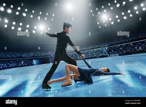 Pairs figure skating Stock Photo - Alamy