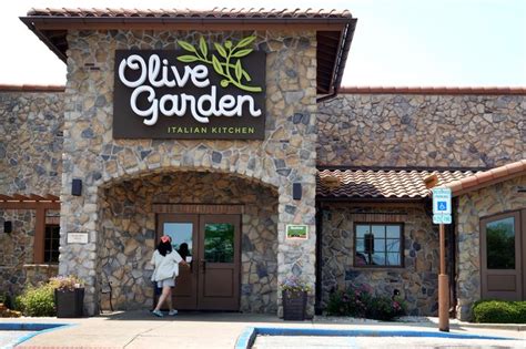 Olive Garden Owner Is Snubbing Short-Term Discounts to Build Its Brands ...