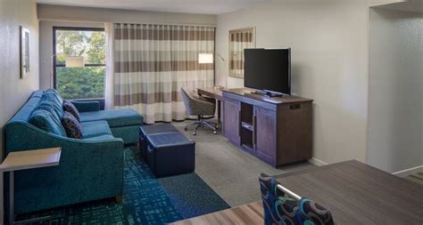 Hampton Inn & Suites Nashville Airport - Hotel near BNA