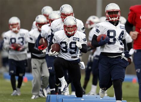 Danny Woodhead injury: New England Patriots RB injures thumb against ...