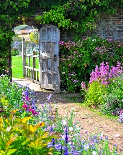 The Classic Elements of a Traditional English Garden