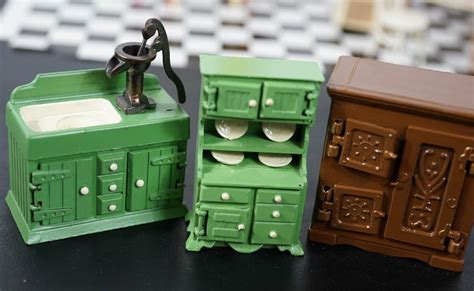 DURHAM INDUSTRIES 1978 METAL COLD PAINTED DOLL HOUSE BEDROOM SUITE & KITCHEN FURNITURE ...