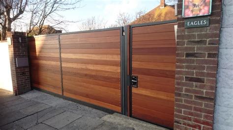 Wooden sliding gates in Surrey | Pagar kayu, Desain eksterior, Ide pagar