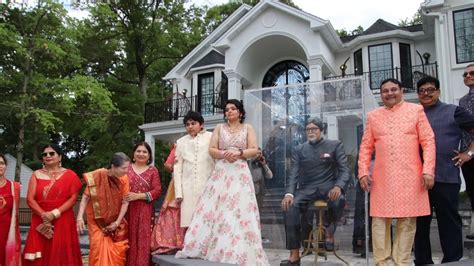 Amitabh Bachchan's Indian-American fan installs his statue at his house ...