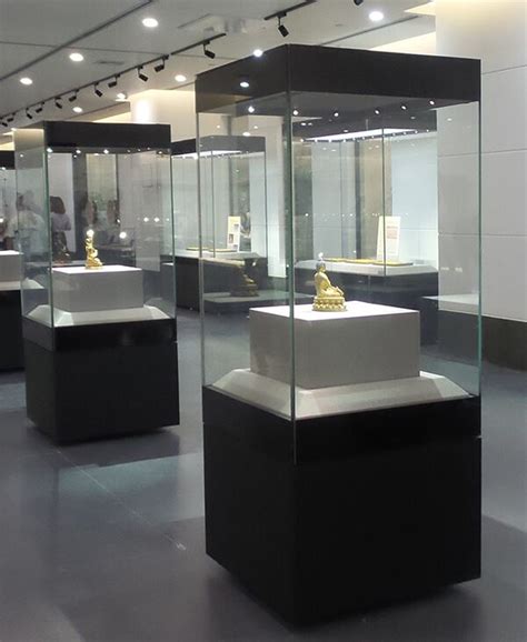 glass museum display stands design | Glass museum, Museum displays, Museum interior