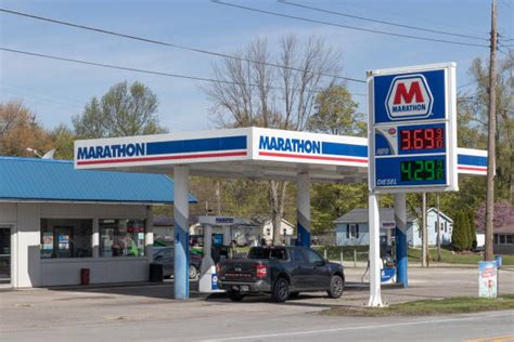 20+ Marathon Gas Station Sign Stock Photos, Pictures & Royalty-Free ...